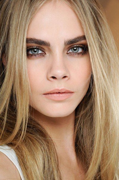 cara delevingne makeup smoky eye pale lip