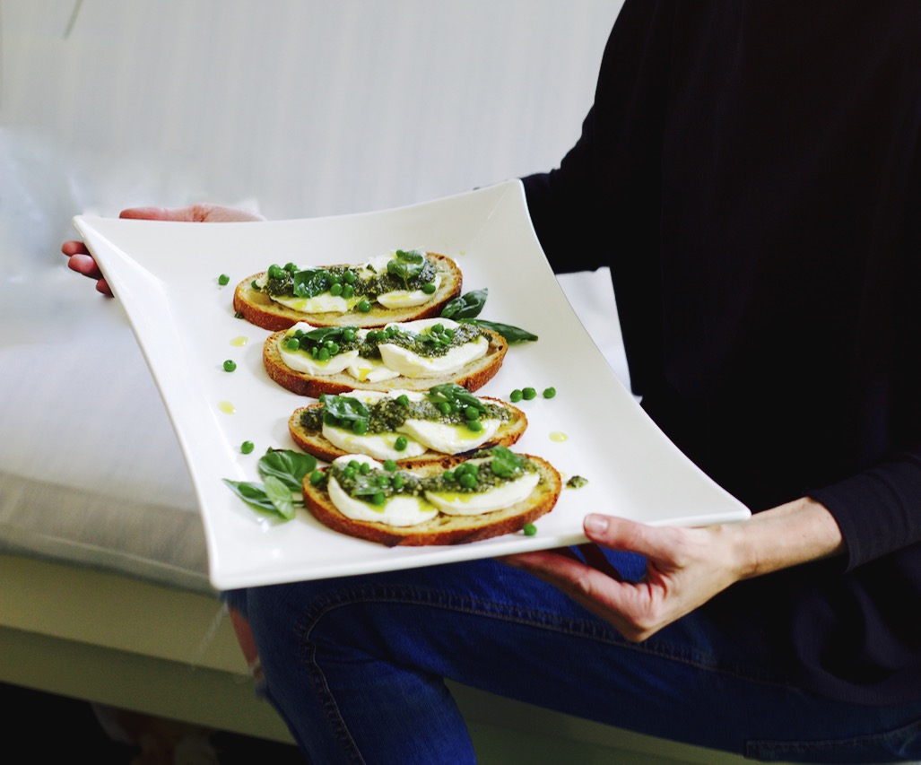sandwich crostini pesto pea mozzarella