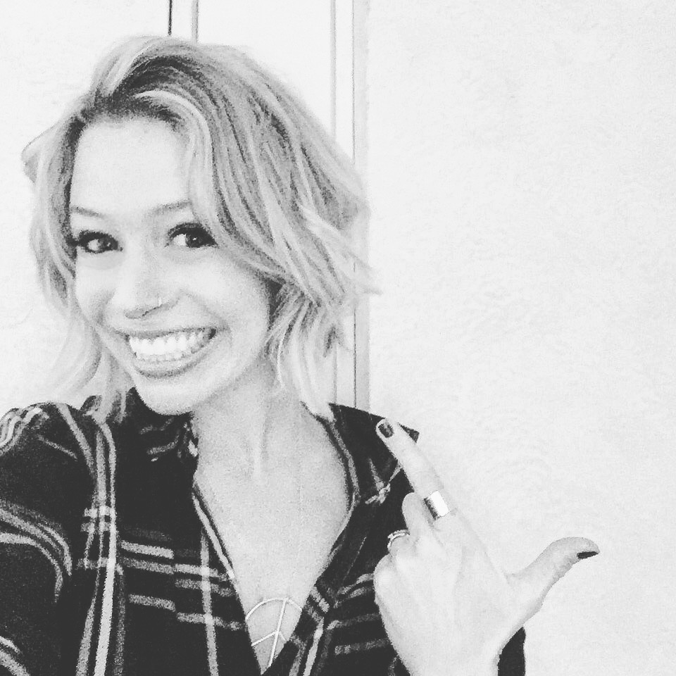 Wavy blonde bob on Jordan Reid
