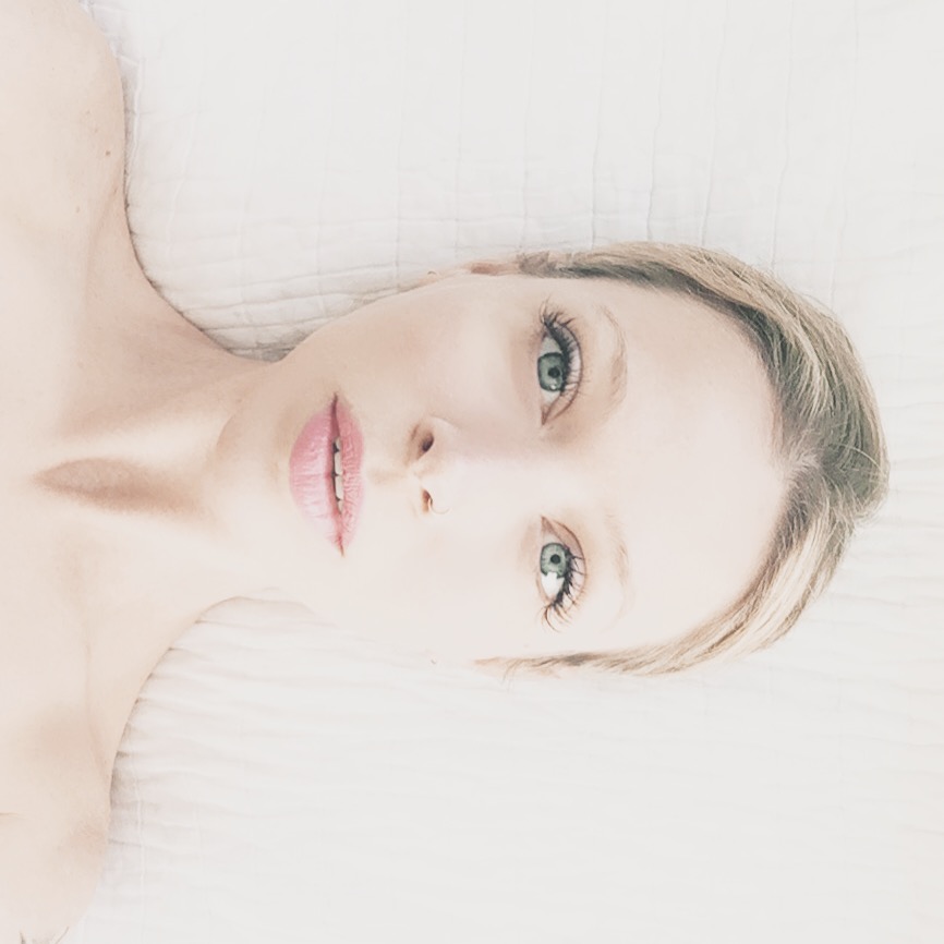 Jordan Reid in L'Oreal's Pro-Matte lip gloss in pink